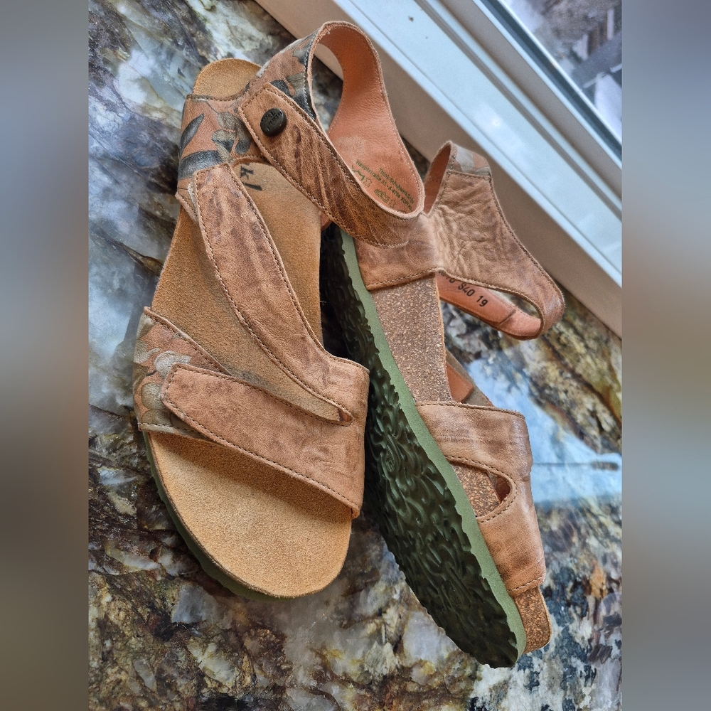 Think! Tan and Green Leather Sandals